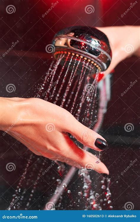 dos lesbianas en la ducha|Dos Lesbianas En La Ducha. Cabeza De Ducha Con Agua De .